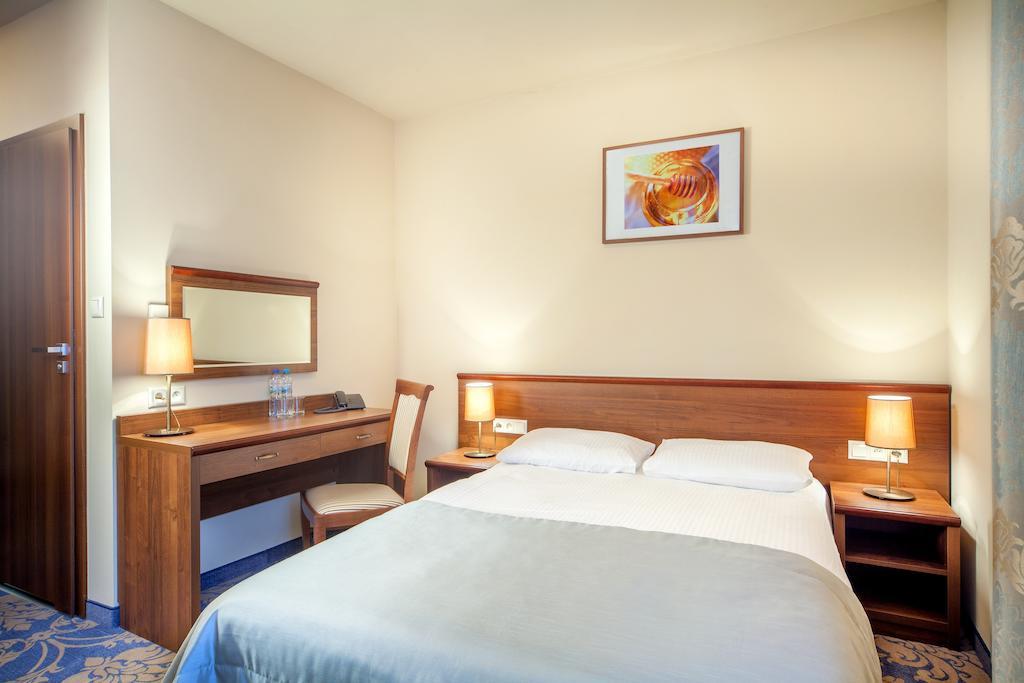 Hotel Miodowy Mlyn Opatow  Quarto foto