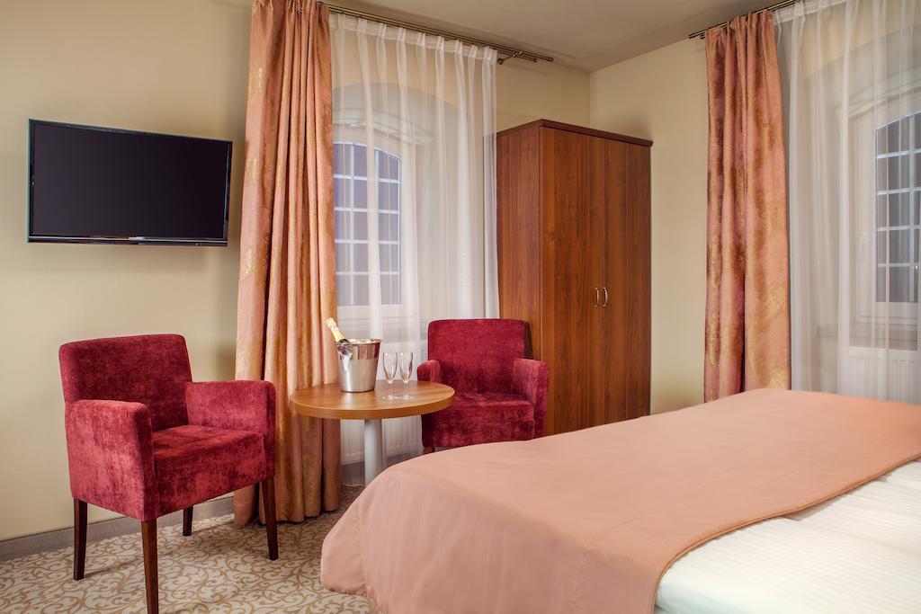 Hotel Miodowy Mlyn Opatow  Quarto foto